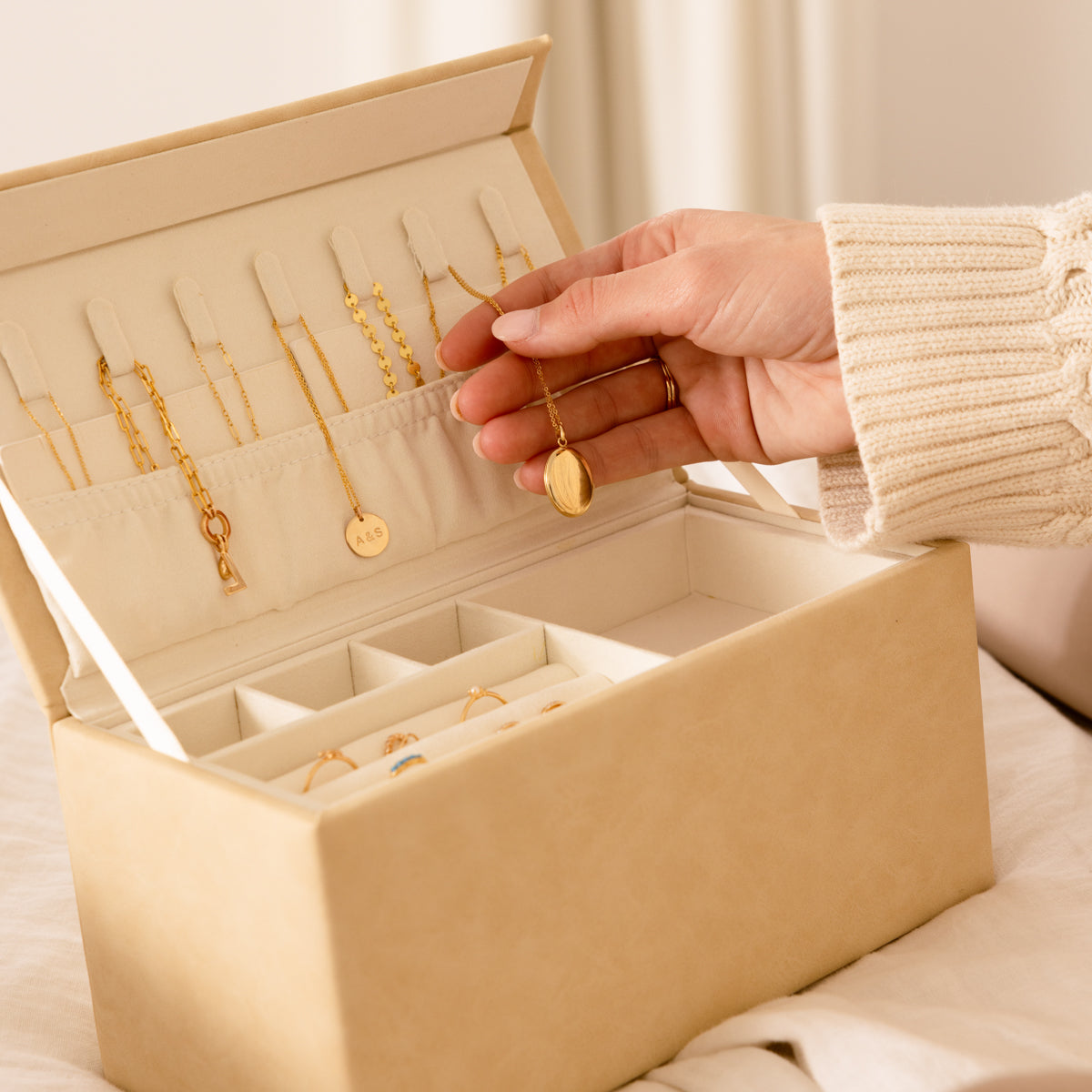 Paraiso Acrylic Jewelry Box for Women Jewelry Organizer Necklace